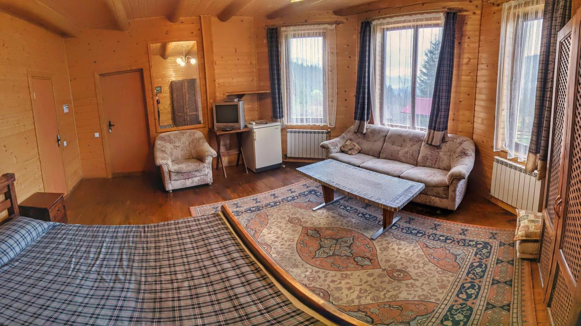 12 Months Estate Guest House Myslovka Стая снимка